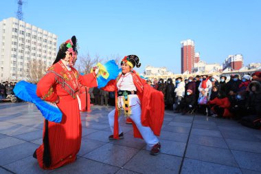 LUANNAN COUNTY, Çin - 1 Ocak 2022: Çin halk dansları Yangko meydanda sahnelendi, Kuzey Chin