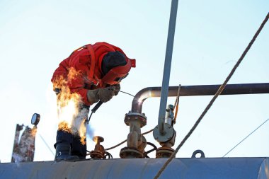 LUANNAN COUNTY, Çin - 10 Ocak 2022: İşçiler Kuzey Chin 'deki bir biyogaz santralinde buhar iletim boruları kaynak yapıyorlar