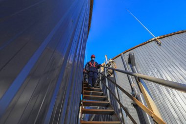 LUANNAN COUNTY, Çin - 10 Ocak 2022: İşçiler Kuzey Çin 'deki anaerobik fermantasyon tankının dışında devriye teftişi yapıyorlar