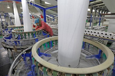 LUANNAN COUNTY, Çin - 12 Ocak 2022: İşçiler plastik fiber tekstil üretim hattı, Kuzey Chin