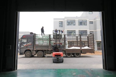 LUANNAN COUNTY, Çin - 12 Ocak 2022: İşçiler plastik fiber ürünler taşıyorlar, Kuzey Çin