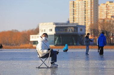 LUANNAN COUNTY, Çin - 15 Ocak 2022: Ziyaretçiler Kuzey Çin 'deki parkta paten kayıyorlar