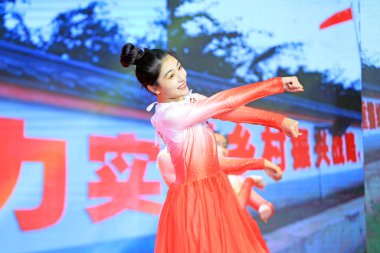 LUANNAN COUNTY, Çin - 20 Ocak 2022: Spring Festival Gala, North Chin 'de dans gösterisi