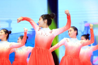 LUANNAN COUNTY, Çin - 20 Ocak 2022: Spring Festival Gala, North Chin 'de dans gösterisi