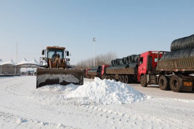 LUANNAN COUNTY, Çin - 14 Şubat 2022: Otoyol trafik yöneticileri otoyoldaki karı temizlemek ve Kuzey Çin 'de otoyolun açılmasını sağlamak için forkliftler kullanıyor.