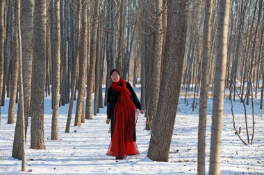 LUANNAN COUNTY, Çin - 16 Şubat 2022: Kadınlar kar sonrası ormanda oynarlar, Kuzey Çin