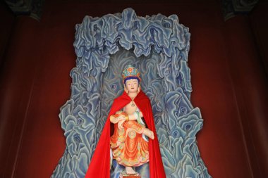 Guanyin Bodhisattva heykeli tapınakta.