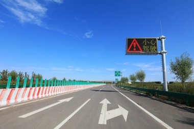 Otoyolun kenarındaki uyarı levhaları: 