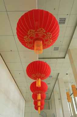 Geleneksel Çin kırmızı fenerleri içeride asılıdır.