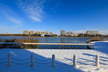 Kuzey Çin 'de bir parkta güzel bir kar manzarası