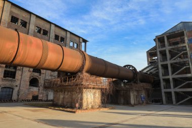Boş ve terk edilmiş çimento fırını Kuzey Çin 'de bir fabrikada.