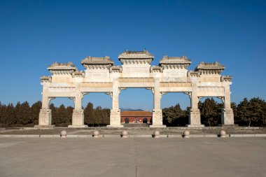 Taş kemer yolu Çin 'deki Qing Hanedanlığı' nın doğu mozolesinin manzaralı yerinde.