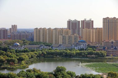 Kuzey Çin 'de sonbaharda kentsel mimari manzara