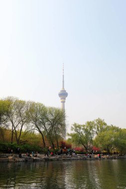 Pekin, Çin - 10 Nisan 2021: Yuyuantan Park 'ta görülen Çin CCTV Kulesi.