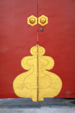 Pirinç süslemeli kırmızı kapı, Pekin 