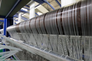 Plastik örgü üretim hattının mekanik ekipmanları bir fabrikada çalışıyor.