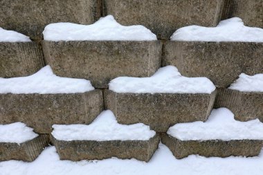 Kar beton duvarda.