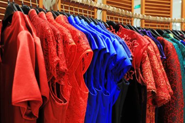 Çin Cheongsam giyim mağazasında.