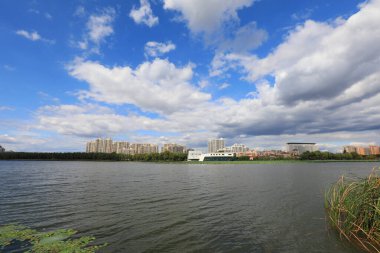 Güneşli deniz kenarı mimari manzarası, Kuzey Chin