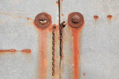 Oksitlenmiş paslı metal kapı halkası.