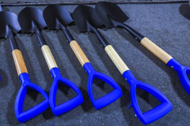 Çelik kürek ürünleri üretim hattında.