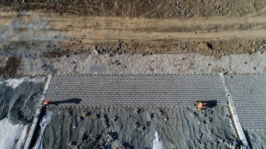 İşçiler, Kuzey Çin 'deki bir su koruma projesi şantiyesinde nehir yamacı koruması inşa ediyorlar.