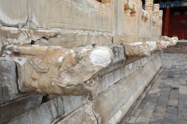 Pekin, Çin 'de çalışan insanların kültür sarayındaki kırık ejderha kafası heykeli.