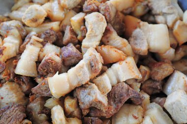 Et parçaları pişip kızardıktan sonra birikti. Çekici bir tat yayıyordu.