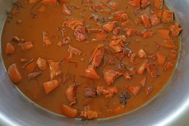 Çin geleneksel yemekleri büyük tencere güveç eti