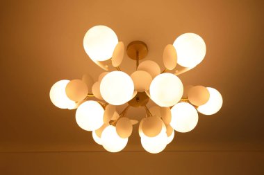 Tavanda parlak lambalar var.