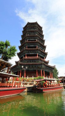 Geleneksel Çin usulü pagoda Kuzey Çin 'de bir turizm bölgesinde.