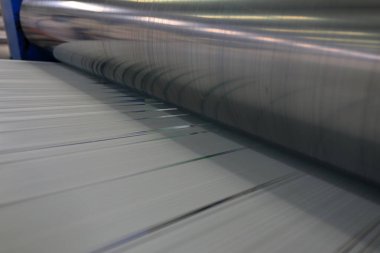 Plastik örgü üretim hattının mekanik ekipmanları bir fabrikada çalışıyor.