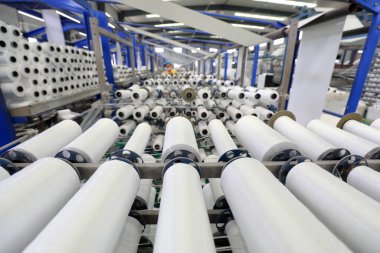 İşçiler Kuzey Çin 'deki plastik dokuma atölyesinde sıkı çalışıyorlar.