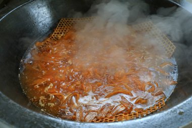 Çin geleneksel yemekleri güveç pişirme