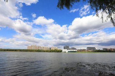 Güneşli deniz kenarı mimari manzarası, Kuzey Chin