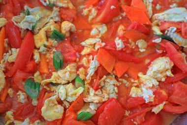 Çin geleneksel yemekleri çırpılmış domatesli yumurta.