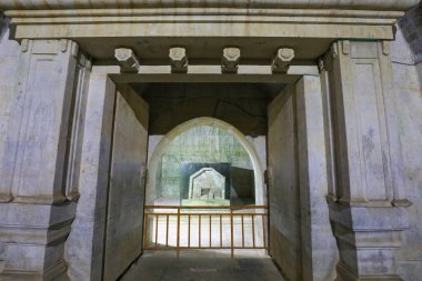 Çin 'deki Qing Hanedanlığı' nın Doğu Mezarı - 2 Şubat 2022: Çin 'deki Qing Hanedanı' nın cariyesi Xiang 'ın mezarında bir tabut.