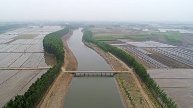 Kuzey Çin Ovası 'ndaki doğal kanal manzarası.