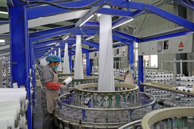 LUANNAN COUNTY, Çin - 22 Nisan 2021: işçiler tekstil üretim hattı, Çin