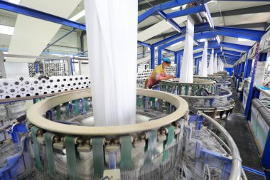 LUANNAN COUNTY, Çin - 17 Haziran 2021: İşçiler Kuzey Çin 'deki plastik dokuma atölyesinde sıkı çalışıyorlar