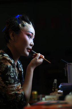 LUANNAN COUNTY, Çin - 11 Ağustos 2021: Pekin Operası aktörleri Kuzey Çin 'deki gösteri için dudaklarını çekiyorlar