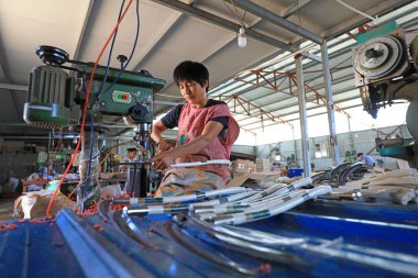 LUANNAN COUNTY, Çin - 14 Eylül 2021: İşçiler orak işleme hattı, Kuzey Chin