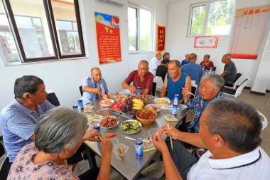 LUANNAN COUNTY, Çin - 16 Eylül 2021: Yaşlılar Kuzey Chin köyündeki bir kantinde yemek yiyorlar