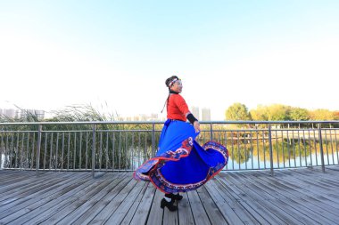 LUANNAN COUNTY, Çin - 17 Ekim 2021: Kadınlar parkta fitness dansı yapıyor, North Chin