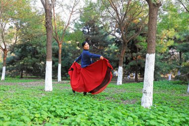 LUANNAN COUNTY, Çin - 24 Ekim 2021: Parkta, Kuzey Çin 'de kadınlar oynuyor