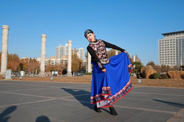 LUANNAN COUNTY, Çin - 14 Kasım 2021: Güzel elbiseli kadınlar parkta dans ediyorlar, North Chin