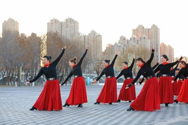 LUANNAN COUNTY, Çin - 12 Aralık 2021: Bayanlar parkta fitness dansı yapıyorlar, Kuzey Çin