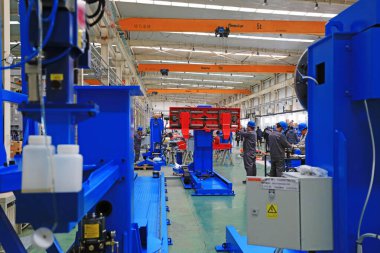 Tangshan, Çin - 16 Aralık 2021: işçiler bir kaynak ekipmanı şirketi, Ltd., Kuzey Çin