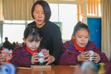 Tangshan, Çin - 17 Aralık 2021: Öğrenciler Kuzey Çin 'deki öğretmenlerin rehberliğinde kil heykel yapıyorlar