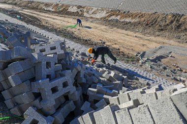 Tangshan, Çin - 24 Aralık 2021: İşçiler Kuzey Çin 'deki bir su koruma projesi sahasında nehir yamaç koruması inşa ediyorlar